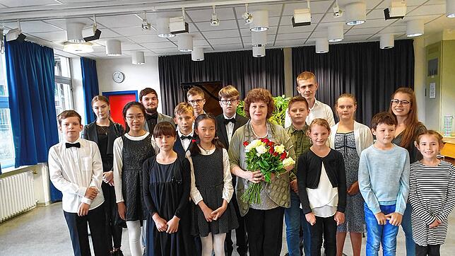 Die jungen Pianisten mit Lehrerin Gabriele König in der Jugendmusikschule.
