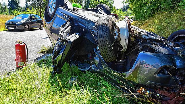 Die Fahrerseite des Fahrzeugs ist völlig zerstört.