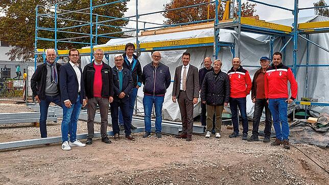 Viel lokale Prominenz lockt das Richtfest des SSC Donaueschingen an der neuen Vereinsherberge an. Dabei sind (von links) Peter Rögele ...