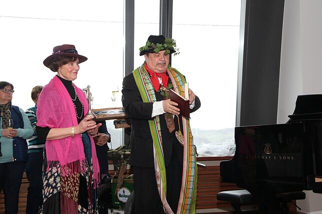 Pfarrer Klaus Fietz segnete den neuen Steinway-Flügel im Schlössle. Links die Initiatorin der Tasten-Aktion, Marie Theres Rist, mit ...