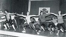 1983: Übungsleiter bei einer Aerobic-Vorführung. In der Mitte Barbara Schoch, rechts  daneben Siegfried Wössner, Conrad Caserotto tanzt ...