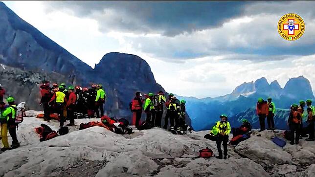 Das Handout zeigt Menschen nahe des Gletscherruchs in den Dolomiten.