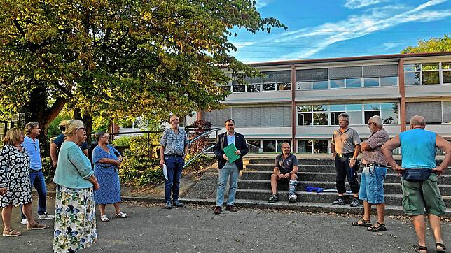Der Gemeinderat Laufenburg informiert sich im September 2023 vor Ort über den Standort der provisorischen Klassenräume, die während der ...