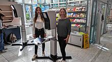 Seit ein paar Wochen stehen diese neuen Foto-Terminals im Bürgerbüro. Sabine Stöckler (rechts) und Brenda Mayer vom Bürgerbüro stellen ...