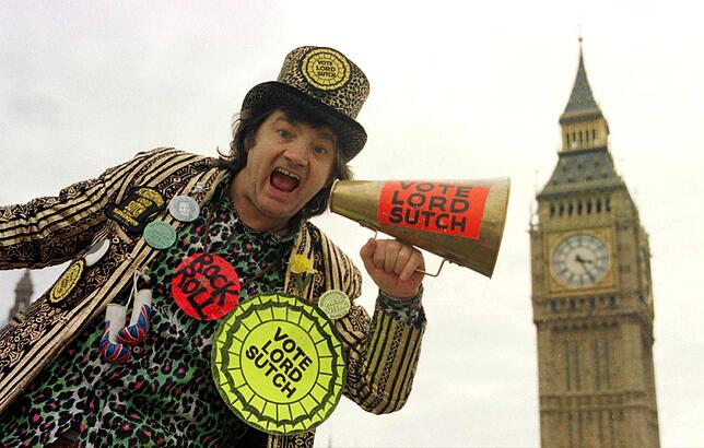 Screaming Lord Sutch Der Gründer der Monster Raving Loony Party, der ehemalige Rocksänger Screaming Lord Sutch posiert vor dem Londoner Wahrzeichen Big Ben.