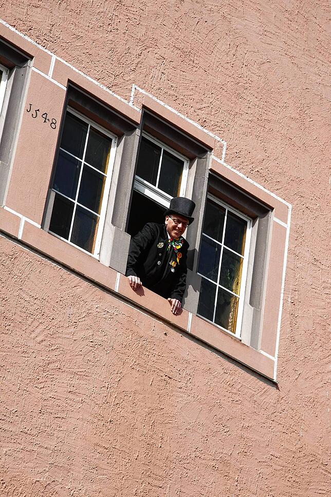 Fürstlich und machtsicher vor historicher Kulisse präsentierte sich Bürgermeister Johannes Moser.