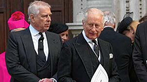 Prinz Andrew (l), Herzog von York, und der britische König Charles III. verlassen nach dem Requiem für die Herzogin von Kent die ...