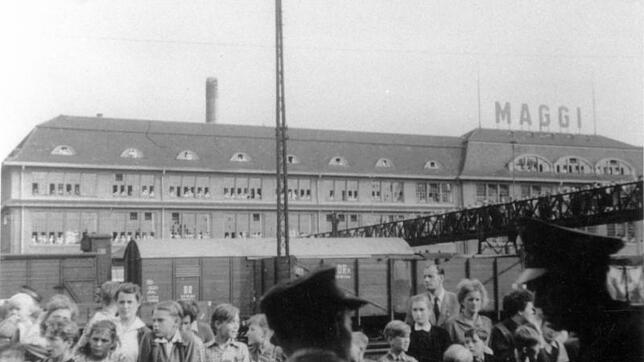 Der Stop des Zuges der Weltmeister-Elf in Singen begeisterte die Menschen. Auch im Maggi-Gebäude drängten sich die -Mitarbeiter Schulter ...