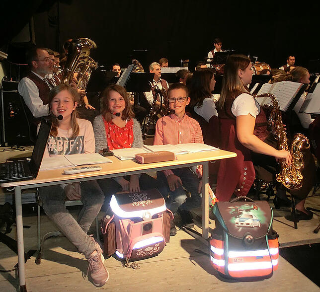 Gekonnt durch das Programm führen die drei „Schulkinder“ Lilly Braun, Melina Palka und Dominik Gut als Ansagertrio mit ihrer "Lehrerin" ...