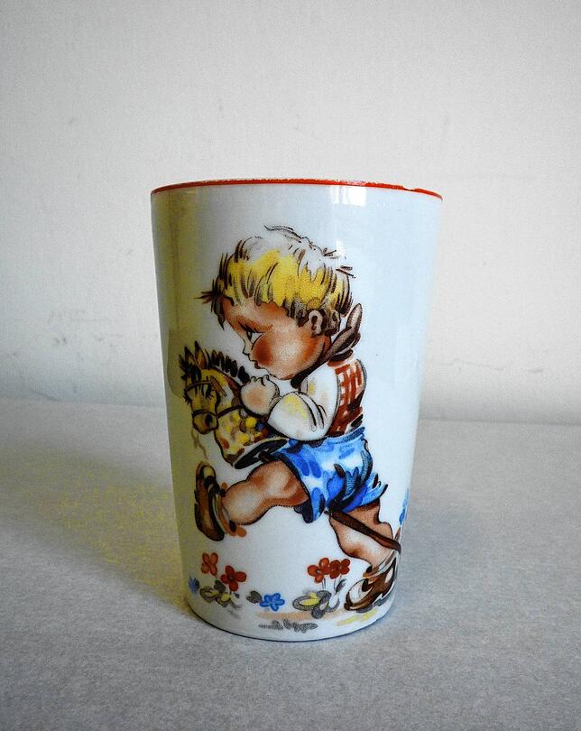 Porzellanbecher der Marke Kahla um 1950.