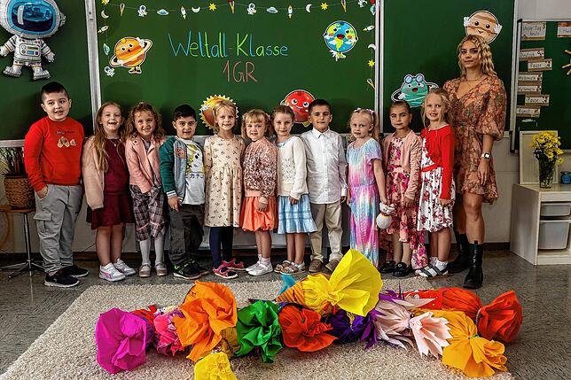 Sie starten in eine neue Dimension: Die Weltall-Klasse 1GR der Hebelschule in Gottmadingen-Randegg mit Klassenlehrerin Julia Neuhaus.
