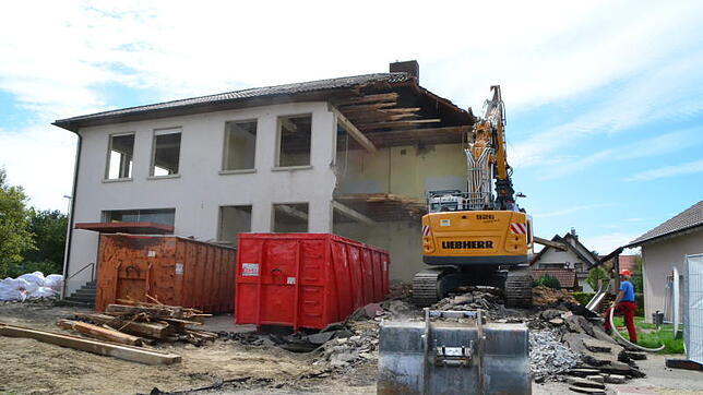 Durch den Abriss werden neue Flächen für die Entwicklung des Kindergartens in Orsingen frei.Bild: Susanne Schön