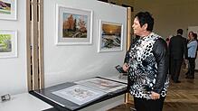 Informiert sich über die bei der Immendinger Hobbykünstlerausstellung gezeigten Werke: Gemeinderätin Ute Scharre Grüninger. Archivbild: ...