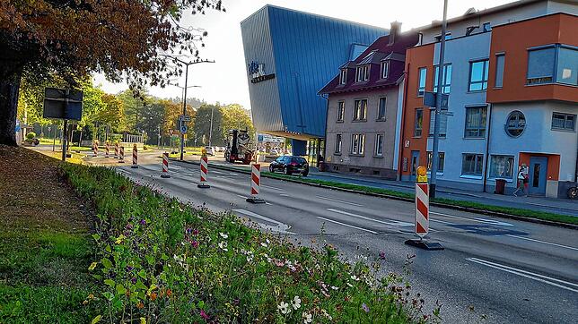 Die Stadt hat die Abbiegespur auf der Bertholdstraße in die Verlängerung der Warenburgstraße gesperrt und so auf das Verkehrschaos am ...