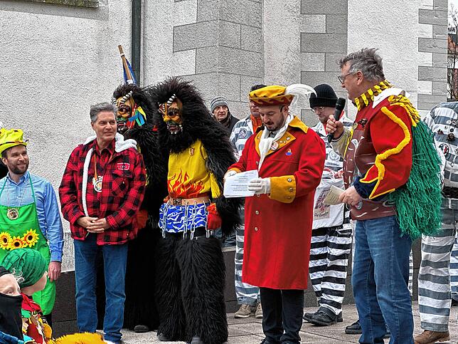 Bild 9: So bunt war der Rathaussturm in Friedrichshafen