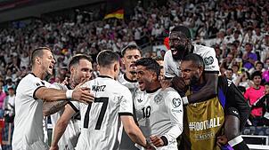 Nadiem Amiri (Deutschland) bejubelt mit den Teamkollegen sein Tor gegen die nordirische Nationalmannschaft.