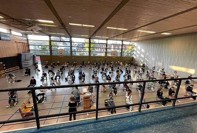 Blick in die Sporthalle des Hochrhein Gymnasiums, wo am ersten Schultag die gesamte Klassenstufe 11 auf das Corona-Virus getestet wurde.