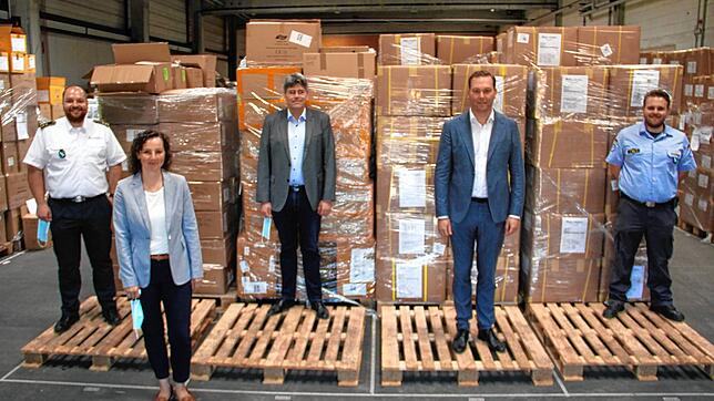 Stellvertretend für die vielen ehrenamtlichen Helfer des THW, der Feuerwehren, das Rote Kreuz und der DLRG nahmen Kreisbrandmeister ...