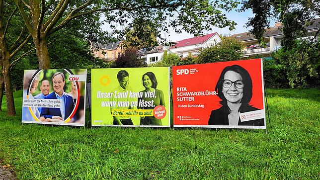 Beim Plakatieren haben CDU, SPD und Grüne keine Berührungsängste. So genannte Wesselmänner der drei Parteien in der Schaffhauser Straße ...
