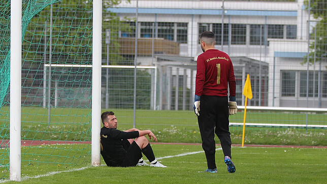 Tristesse beim FC Anadolu Radolfzell (rechts Torhüter Cenk Cesur mit Okan Emir) nach der 1:3-Niederlage gegen Aach-Linz.