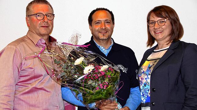 Der neue Dirigent des Musikvereins Grüningen Giuseppe Porgo (Mitte) mit den beiden Vorsitzenden Wolfgang Limberger und Julia Held. ...