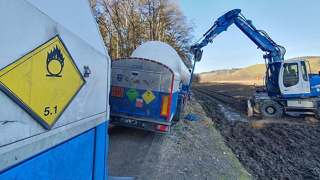 Der Inhalt des Gefahrguttransporters, flüssiger Sauerstoff, wurde in einen zweiten Tanker umgeladen, bevor die Bergung begann.