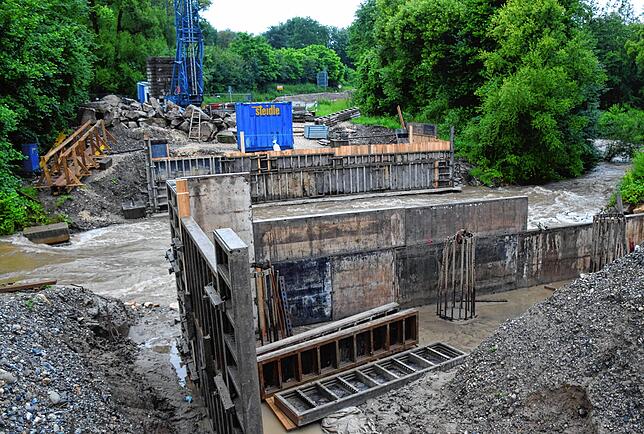 Um die Schalung und darin müsste es trocken sein, damit der Beton kommen kann.