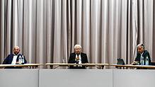 Der AfD-Landesvorsitzende Markus Frohnmaier (l) und Tübingens Oberbürgermeister Boris Palmer (r, parteilos) sitzen neben Moderator ...