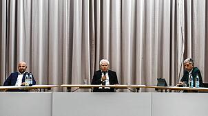 Der AfD-Landesvorsitzende Markus Frohnmaier (l) und Tübingens Oberbürgermeister Boris Palmer (r, parteilos) sitzen neben Moderator ...