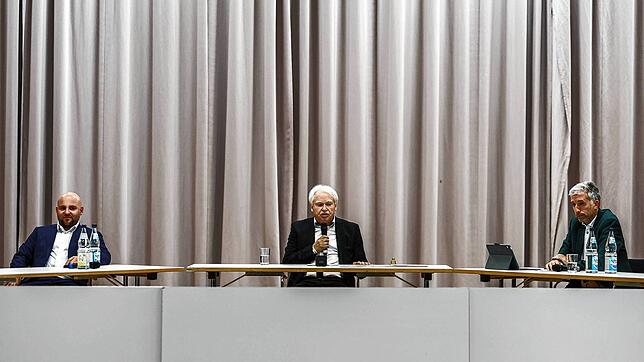 Der AfD-Landesvorsitzende Markus Frohnmaier (l) und Tübingens Oberbürgermeister Boris Palmer (r, parteilos) sitzen neben Moderator ...