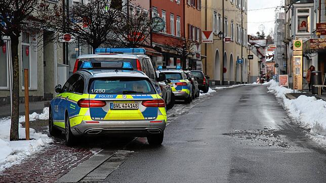 Bild : Polizeieinsatz in der Stockacher Hauptstraße: Mehrere Beamten durchsuchten ein Haus