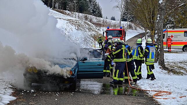 Dichter Qualm dringt aus dem Motorraum des Fahrzeugs.