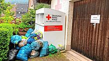 Vor den Altkleidercontainern des DRK-Ortsvereins Vöhrenbach stapeln sich die Säcke, darunter auch viel Müll.  Foto: Sabine Heizmann