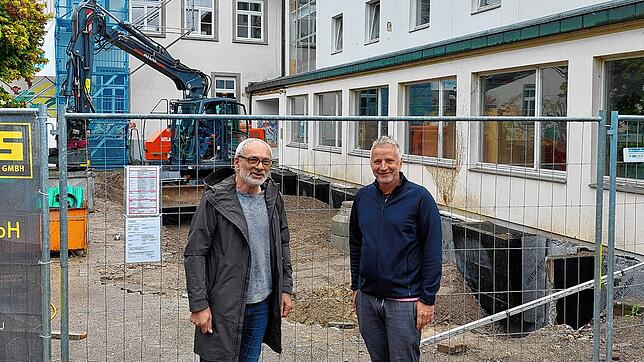 In den Sommerferien 2025 wird an vielen Schulen fleißig gewerkelt. Vor der Grundschule Allmannsdorf (Foto) wird das einst tiefere Loch ...