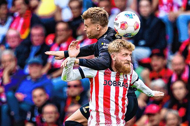 Maximilian Mittelstädt (l, VfB Stuttgart) in Aktion gegen Jan-Niklas Beste (SC Freiburg).