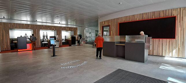 Blick ins Foyer des neuen Sparkassencenters. Hier befindet sich auch der Selbstbedienungsbereich.