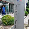 Ein Mitarbeiter betritt das Herz-Zentrum Bodensee in der Konstanzer Luisenstraße. Dessen Zukunft ist nach Eröffnung des vorläufigen ...
