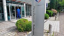 Ein Mitarbeiter betritt das Herz-Zentrum Bodensee in der Konstanzer Luisenstraße. Dessen Zukunft ist nach Eröffnung des vorläufigen ...