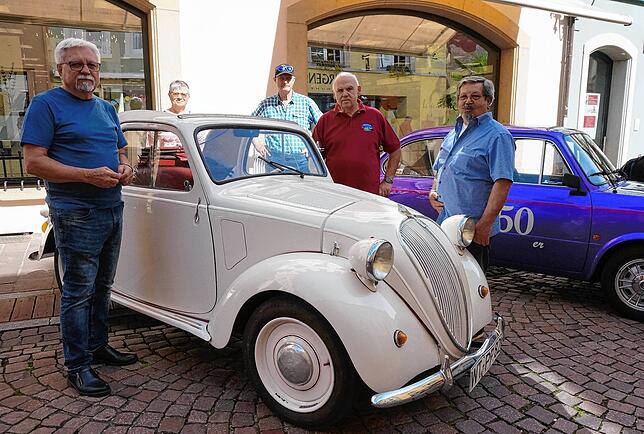 Anno dazumal: Mitglieder der Oldtimerfreunde Hochrhein vor dem ältesten Modell in der Tien­­gener Fußgängerzone, einem Fiat Topolino ...