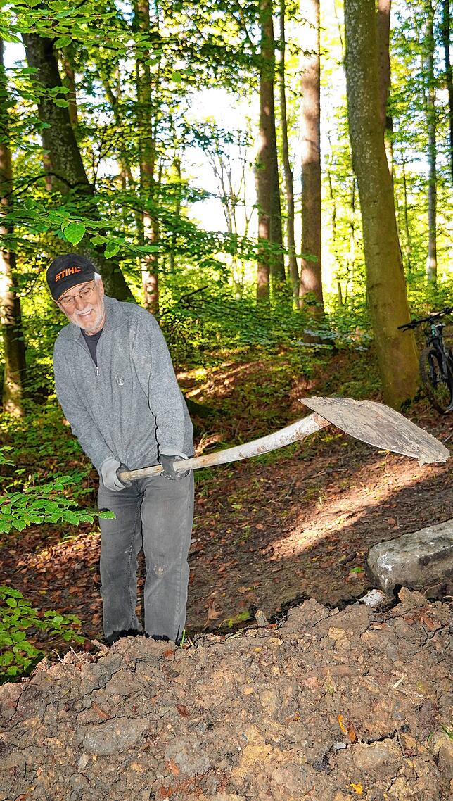 Der Markdorfer Josef Hänfling ist mit seinen 76 Jahren der älteste Helfer und Mountainbiker.