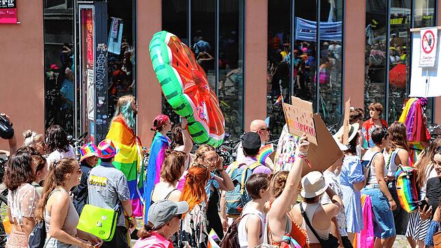 Am CSD wurde am Samstag, 20. Juli, bunt demonstriert. Flagge gezeigt wurde allerdings unter anderem auch für Palästina: Die Wassermelone ...