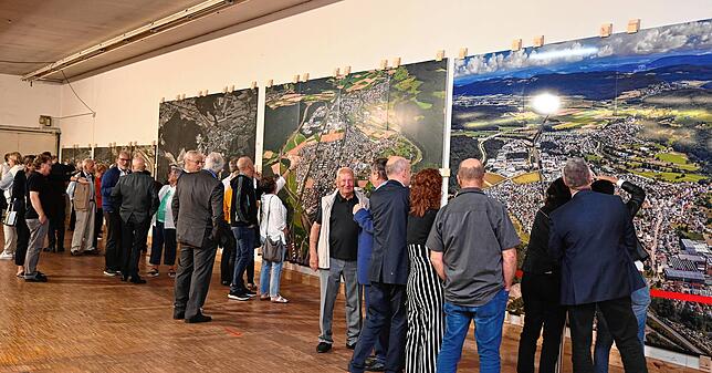 Mit großem Interesse besichtigten die zur Eröffnung geladenen Gäste die Fotoausstellung, die auch mit großen Luftaufnahmen vom ...