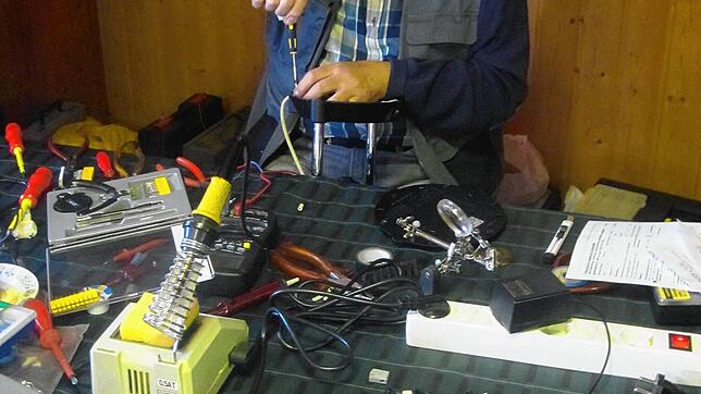 Kostenlos reparieren die Mitglieder des Awo-Repaircafés beschädigte Geräte, damit Ressourcen geschont werden.