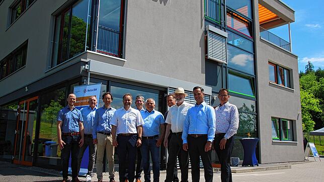 Über die Eröffnung des neuen Standorts freuen sich: Christian Kurz, Teamleiter Zählerservice, Bernd Bogenrieder, Personalabteilung, ...