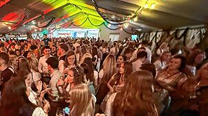 Gute Stimmung bei der Dirndl- und Lederhosen-Party am Samstag: Rund 700 Gäste registrierte der Musikverein als Veranstalter des ...