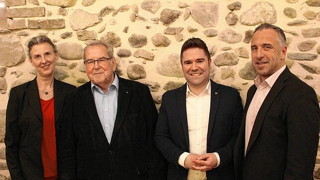 Verwaltungsleiterin Susanne Riedel, der scheidende Vorsitzende des Fördervereins, Franz Moser, sein Nachfolger, Hilzingens Bürgermeister ...