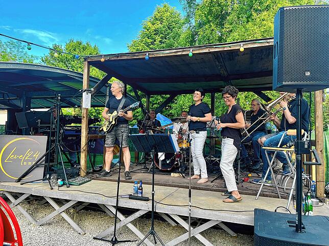 Bild 22: Gute Stimmung, volles Haus: Die Bregi House Band liefert ein fulminantes Comeback