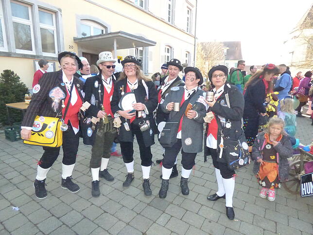 Närrischer Trubel auf dem Bohlinger Dorfplatz.