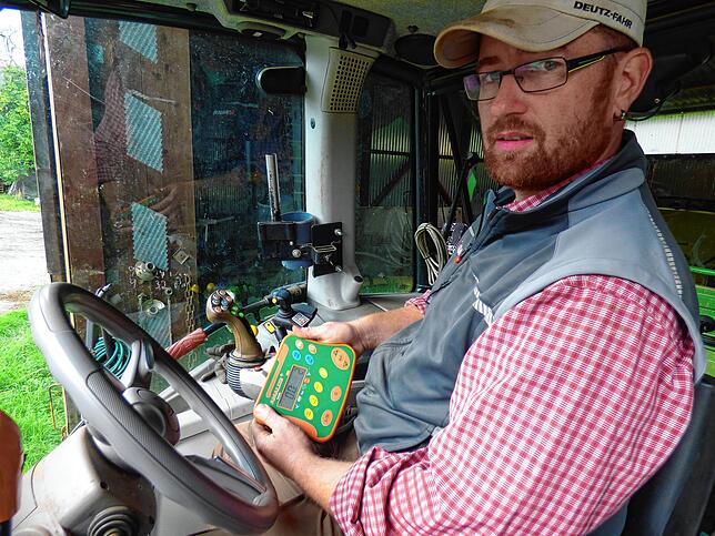 Landwirt Stefan Leichenauer bei der Arbeit in seinem Traktor.