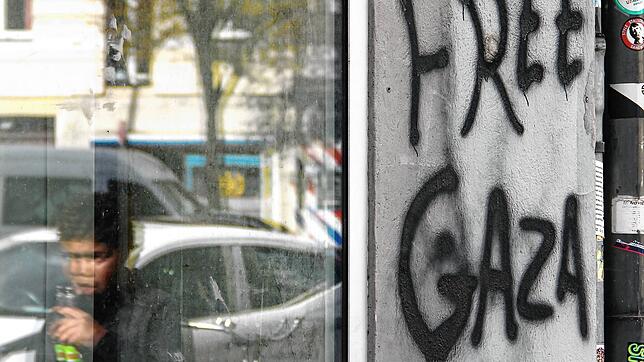 „Free Gaza“ – frisch gesprüht auf eine Hausmauer. Hinter diesem Kampfruf stecken arabische Unterstützer der Hamas.